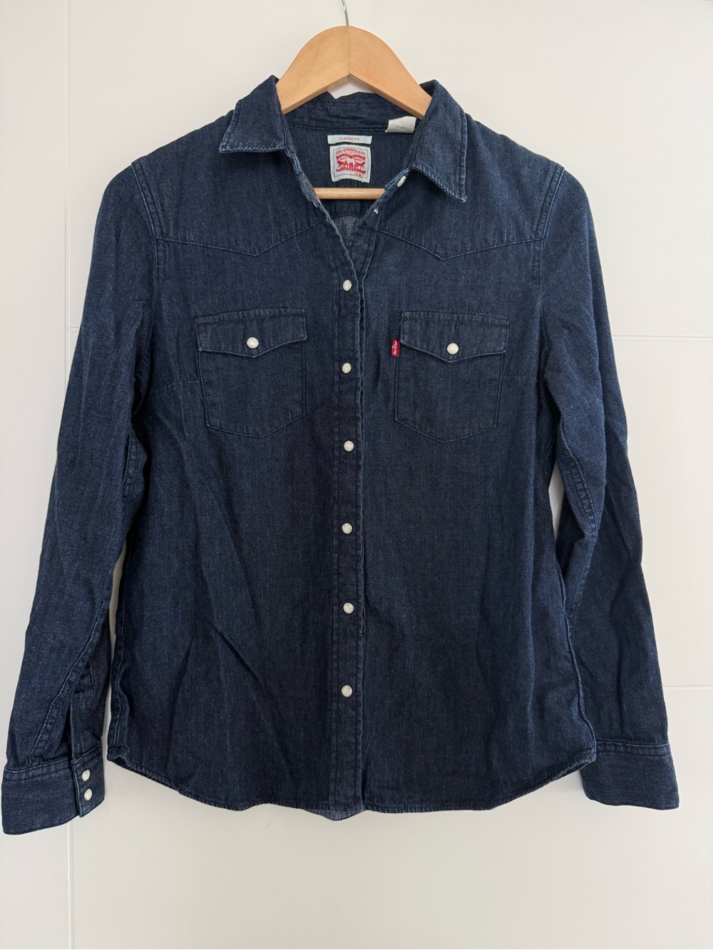 Levi’s Class Fit Snap Button Denim Shirt, size medium.